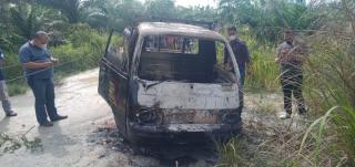 Mobil Terbakar, Seorang Pria Ikut Hangus